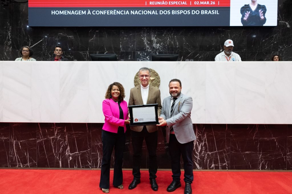 Claudenice Rodrigues Lopes (coordenadora da Pastoral de Rua da Arquidiocese de Belo Horizonte),Padre João (deputado federal PT/MG),Leninha (1ª - vice-presidente da ALMG - PT/MG),
Padre Rodrigo Souza da Silva (Secretário Executivo da Regional Leste II da CNBB),Leleco Pimentel (deputado estadual PT/MG),Carlos Alberto Santos da Silva (coordenador da Pastoral Metropolitana dos Sem Casa da Arquidiocese de Belo Horizonte)